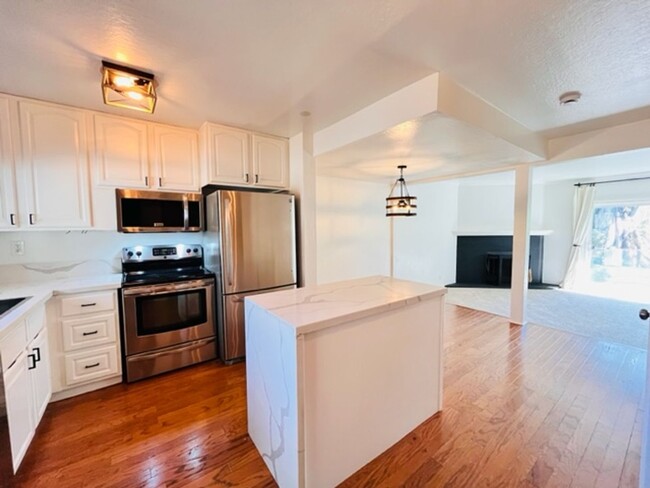 Building Photo - Move-in Ready 2BD/2.5BA Townhome in Westsi...