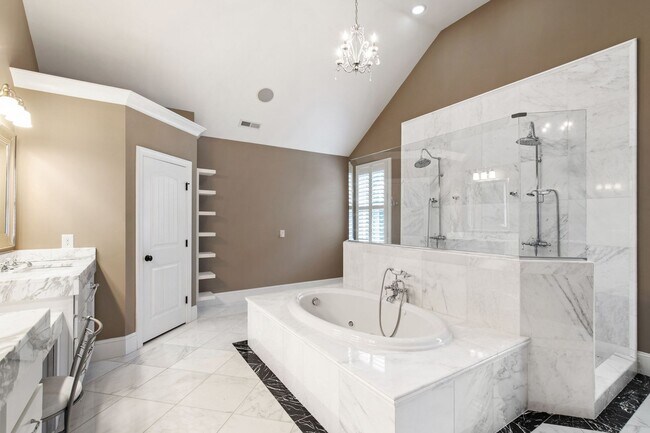 Building Photo - Elegant 5-Bedroom Residence with Luxurious...