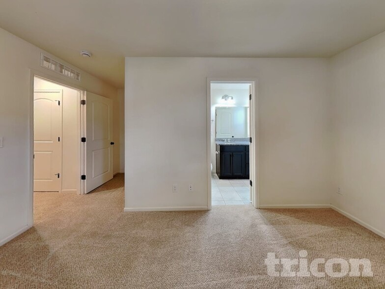 Building Photo - 21895 E Radcliff Cir