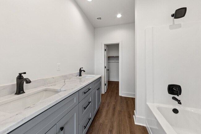 Building Photo - 409 Highland Park Ln