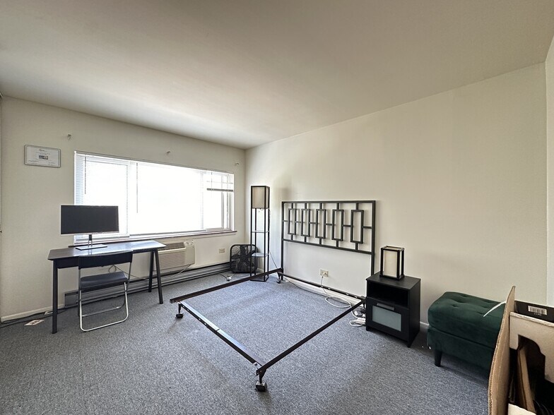 Building Photo - 3825 N Pine Grove Ave