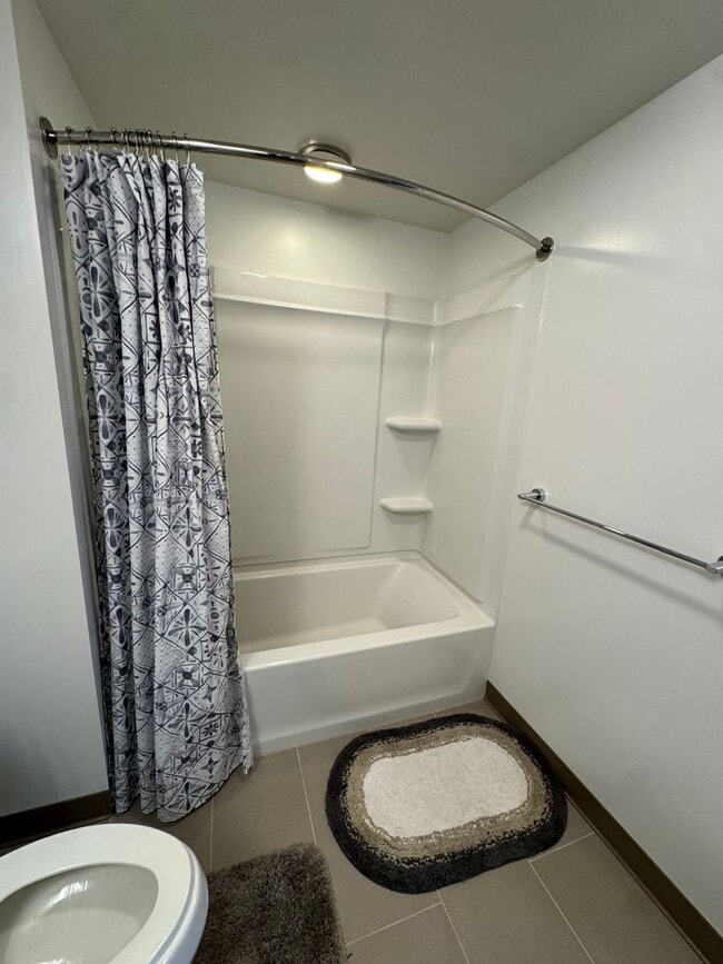 Building Photo - Partially Furnished 1 bed, 1 bath with 1 reserved covered parking @ Ke Kilohana