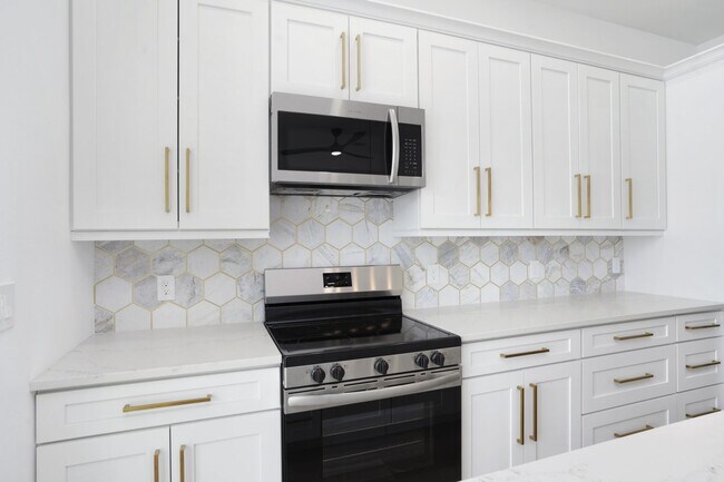 Building Photo - 5/3 Luxury Custom Home plus Boat dock, Pool and Stunning Views!!