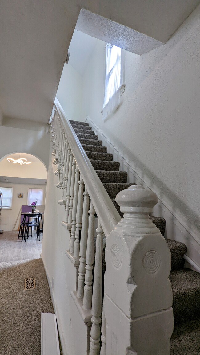 Building Photo - 609 Van Buren Ave