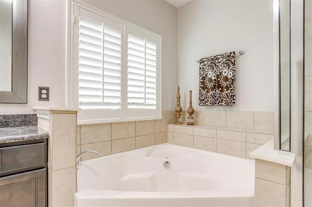 Building Photo - 13704 Southern Oaks Dr