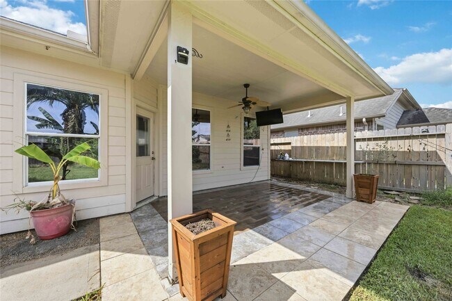 Building Photo - 1029 Riverwood Dr