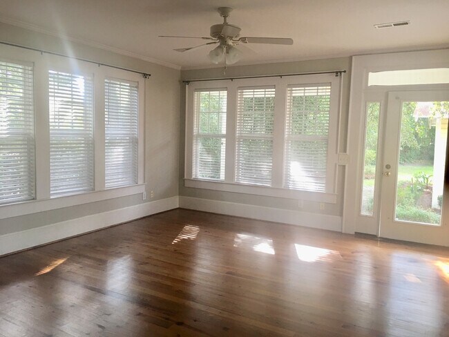 Building Photo - Charming and spacious 3 bedroom cottage in downtown Conway!