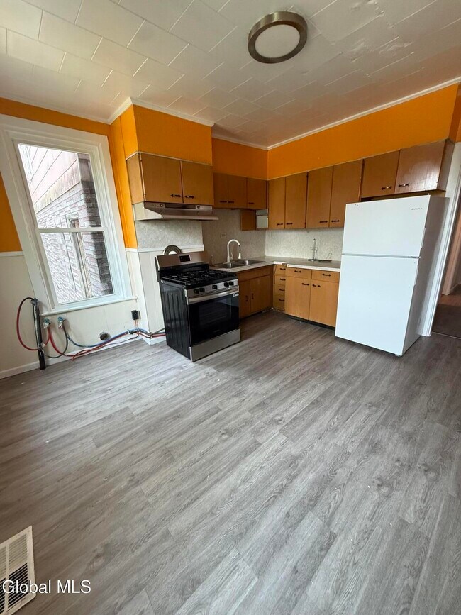 Building Photo - 413 9th St
