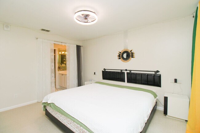 Building Photo - 5767 Deauville Cir