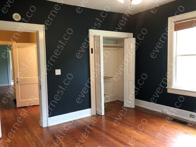 Building Photo - 604 Lytle St