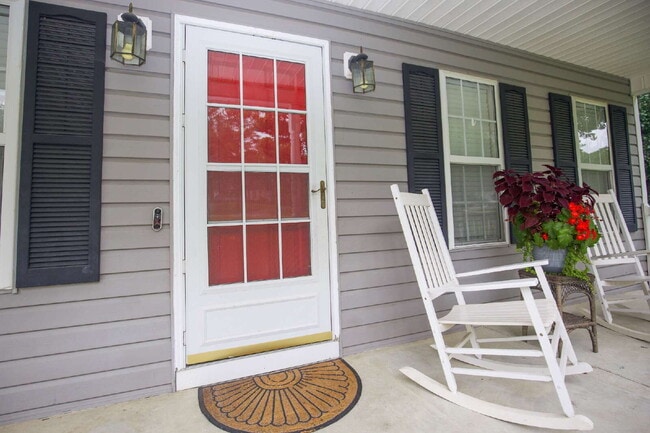 Building Photo - Charming 3 Bedroom, 2,5 Bath home with hug...
