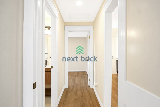 Building Photo - BEAUTIFUL FULLY RENOVATED 2 BED 1 BATH FOR RENT – PRIME WEST SEATTLE LOCATION