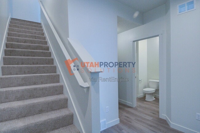 Building Photo - 1047 W 400 S