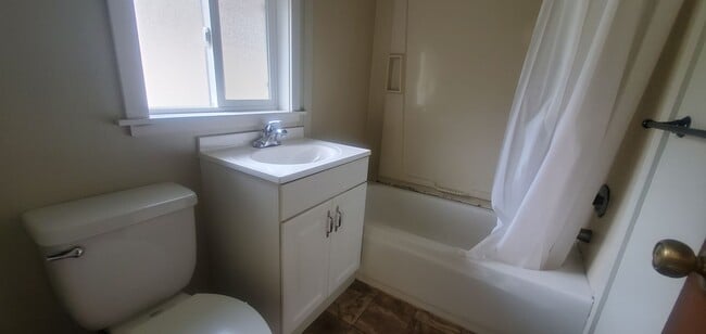 Building Photo - Pre-Leasing for September - 7Bed/3.5bath House