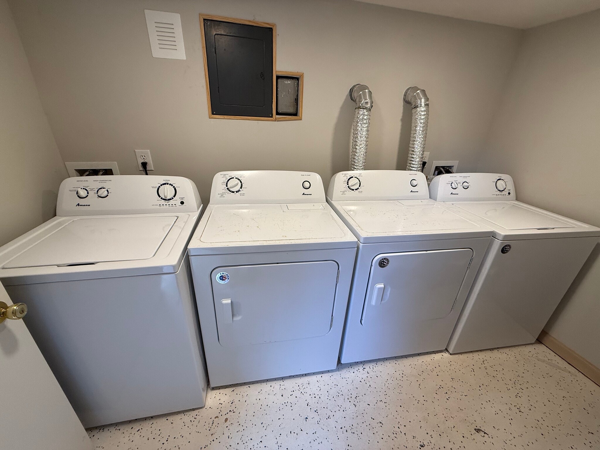 Building Photo - 394 S Pope St