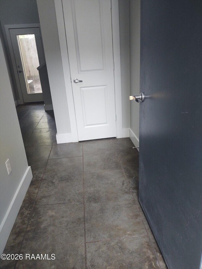 Building Photo - 206 Highland Oaks Ln