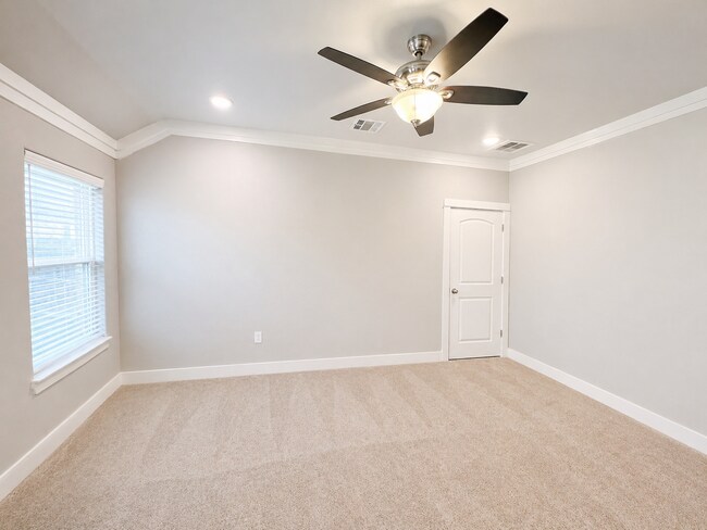 Building Photo - AVAILABLE FOR MOVE-IN WITH A 2-WEEK NOTICE