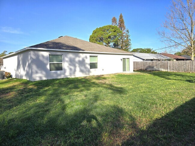 Building Photo - Stunning 4 bedroom, 2-bathroom home