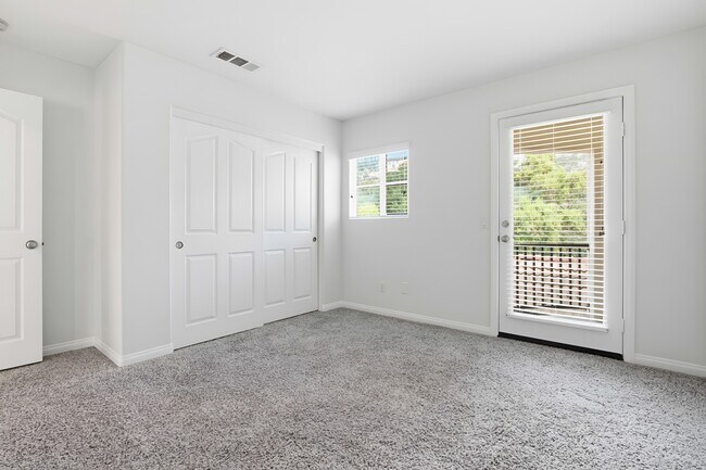 Building Photo - 1059 Vista Pointe Blvd