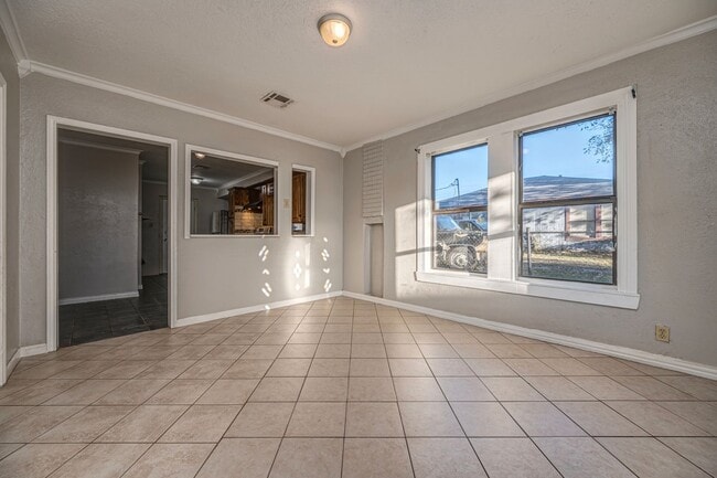 Building Photo - 3 BEDROOM 1 BATHROOM BRICK HOME FOR RENT!