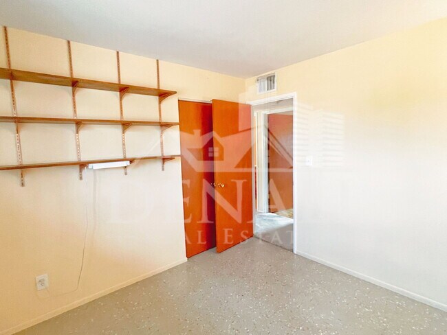 Building Photo - 1515 W Huntington Dr