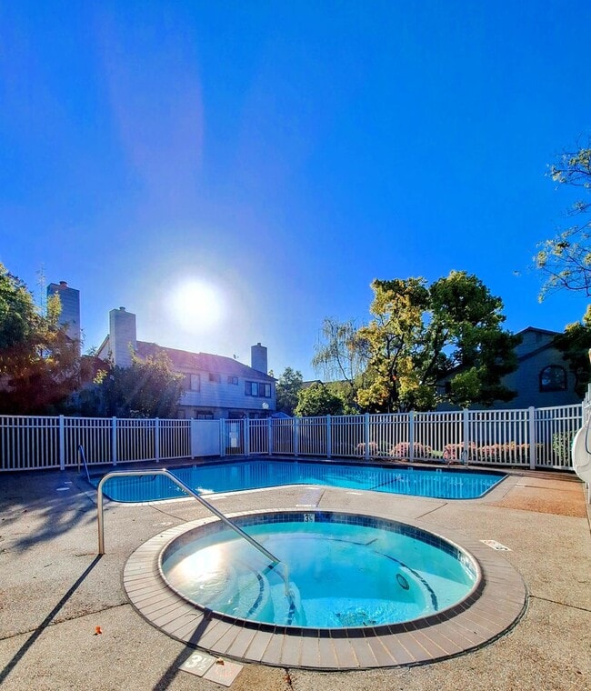 Building Photo - Beautiful 2bd Townhouse With Attached Garage, Private Patio, Pool/Hot Tub, & Clubhouse!