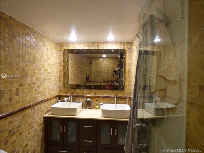 Building Photo - 1523 E Hillsboro Blvd