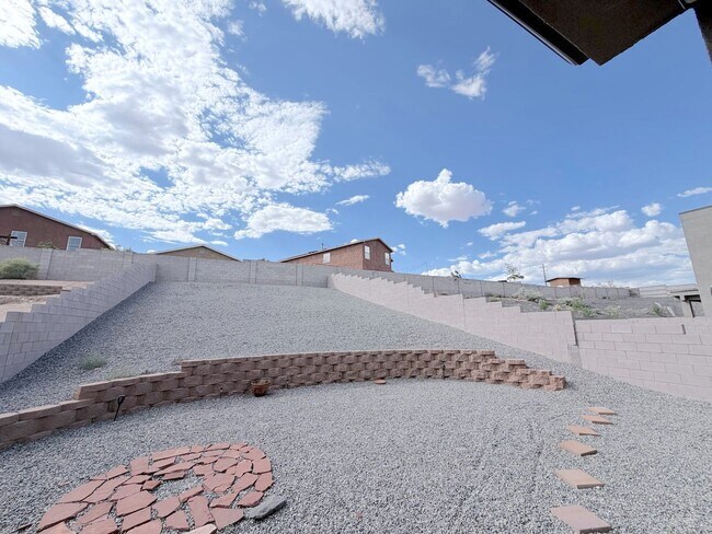 Building Photo - Beautiful 3 bed 2 bath home in Enchanted Hills area of Rio Rancho. Refrigerated Air! Near Hwy 550