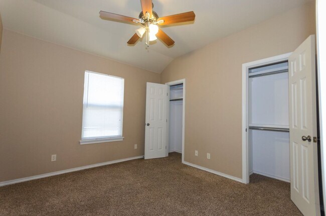 Building Photo - Beautiful Stone/Brick 3 Bedroom 2 Bath Home in Capitol Heights!!