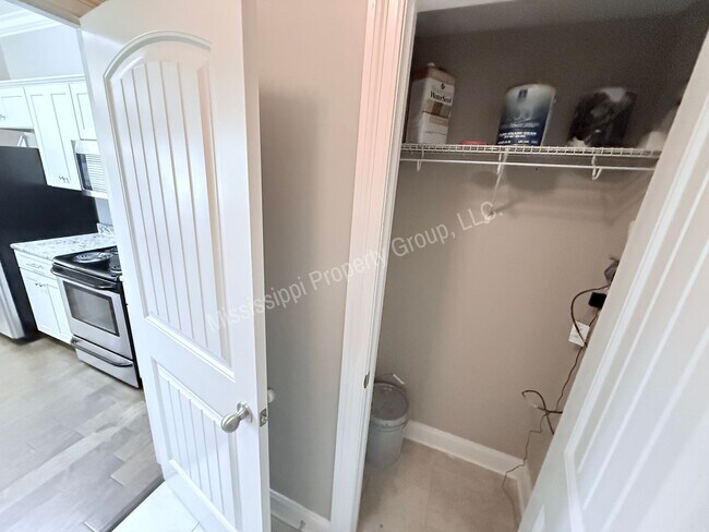 Building Photo - 4BR/4.5BA Stand Alone Unit For Rent