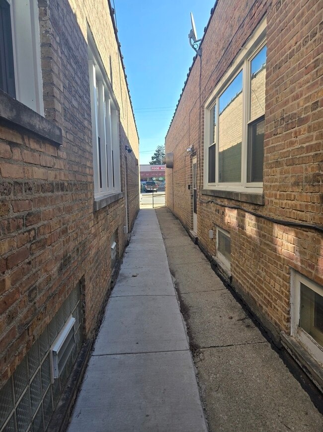 Building Photo - 8304 S Kedzie Ave