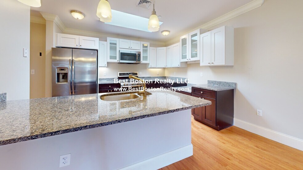 Building Photo - 286 Main St