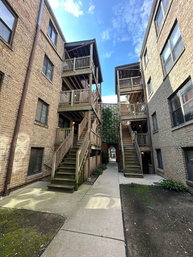 Building Photo - 7425 N Sheridan Rd