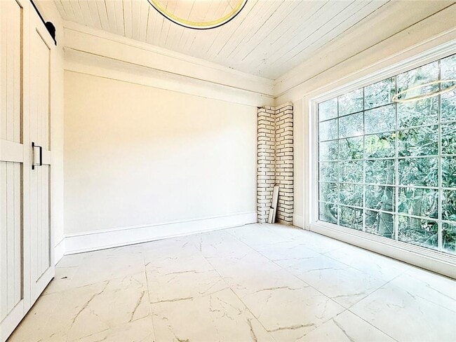 Building Photo - 38 Delmont Dr NE