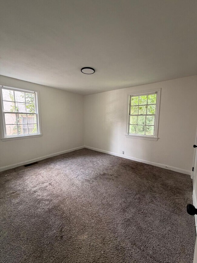 Building Photo - Updated, Clean & Ready for You!