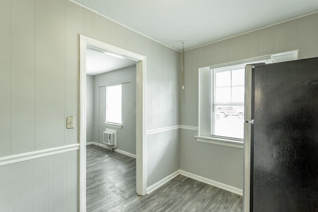 Building Photo - 207 Laws Ave