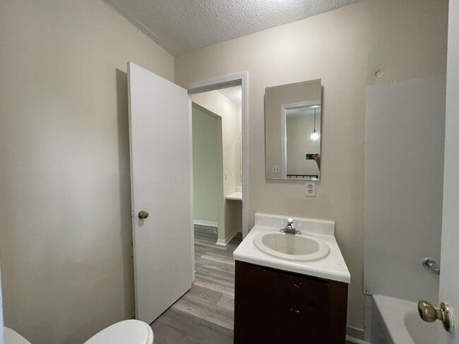 Building Photo - Town House For Rent