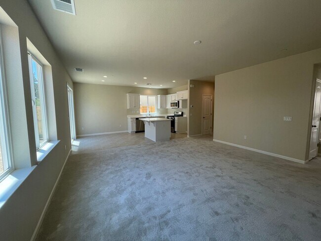 Building Photo - Newer Florsheim Home