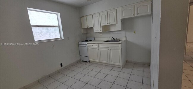 Building Photo - 654 W 29th St