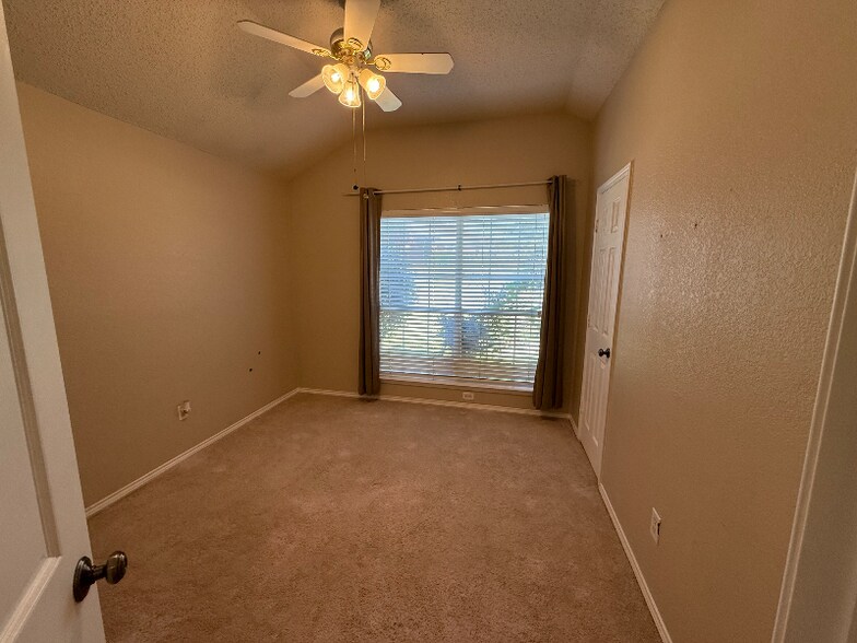 Building Photo - 1022 Dickens Ln