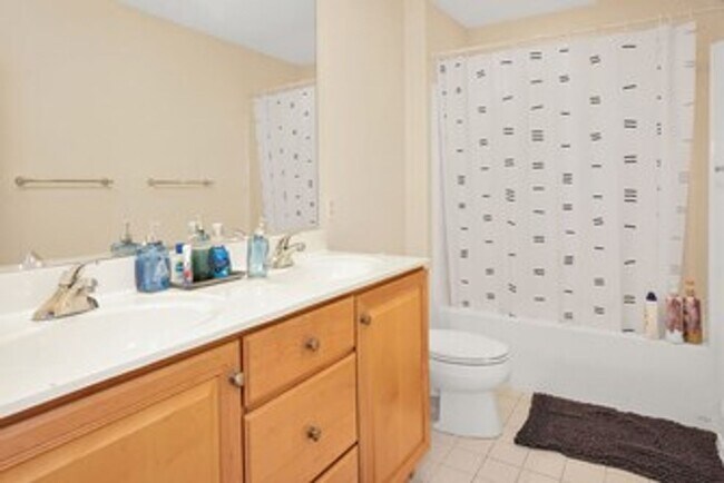 Building Photo - Furnished 3-bedroon townhouse end-unit for...