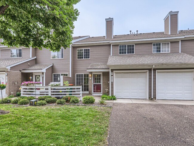 Building Photo - Blaine Townhome