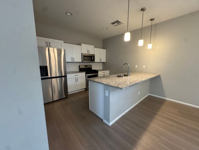 Building Photo - Villa Loma Town Home