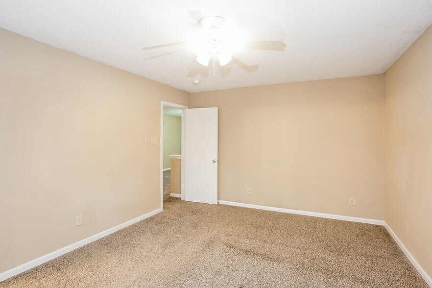 Building Photo - 834 Littleton Dr