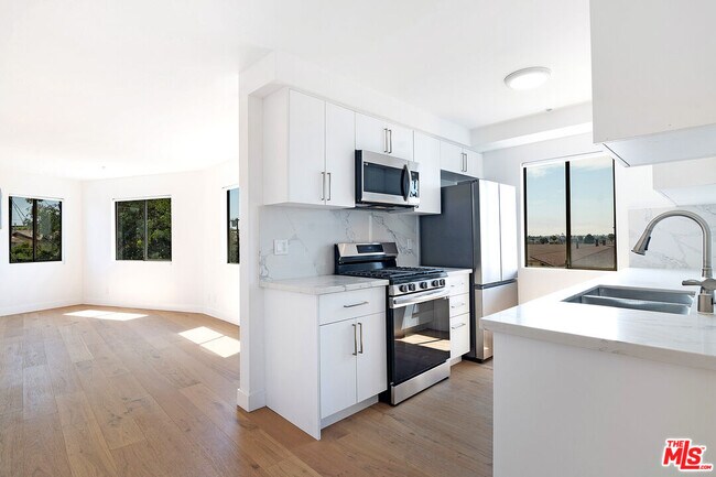 Building Photo - 231 E Hyde Park Blvd