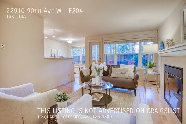 Building Photo - Beautifully Updated 1 Bedroom Condo w/Priv...