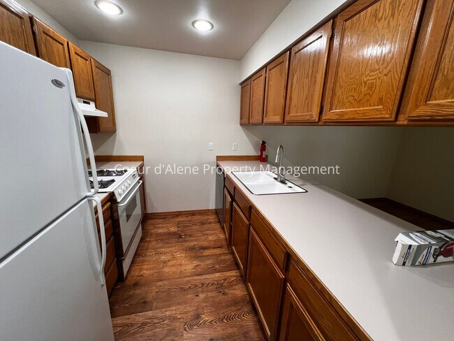 Building Photo - 8233 N Ridgewood Dr