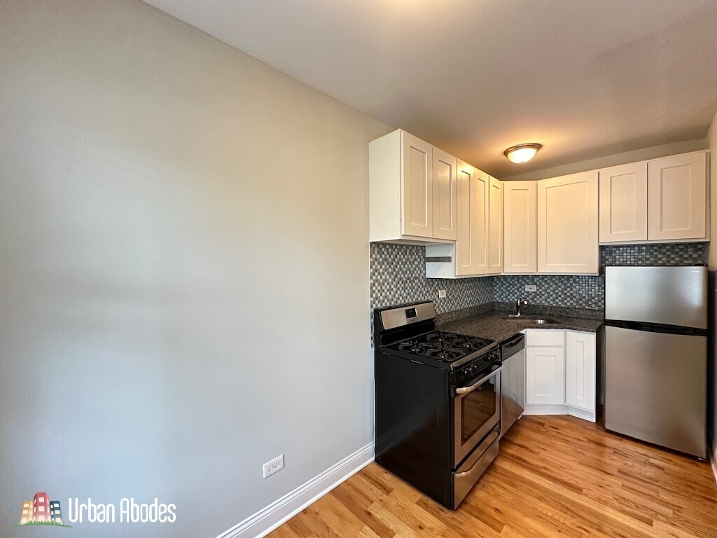 Building Photo - 523 W Melrose St