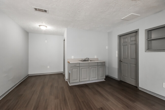 Building Photo - 6615 Brookgate Dr