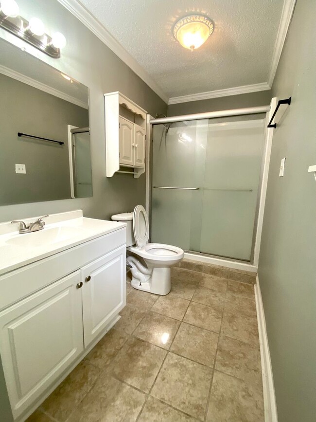 Building Photo - Beautiful 3 Bedroom 2 Bathroom House Off o...